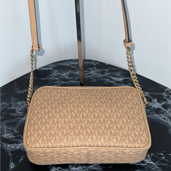 MICHAEL KORS Jet Set Signature Logo EW Camera Crossbody Bag Camel AUTHENTIC - Picture 3 of 8